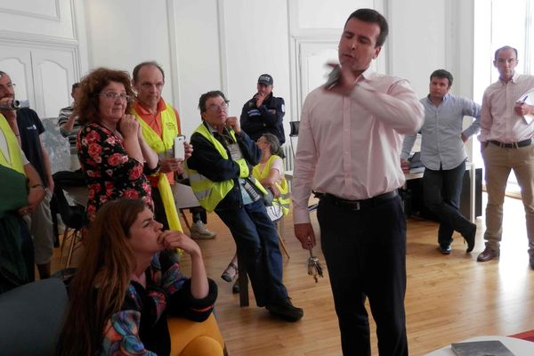 Moment de tension dans le bureau du maire de Rochefort, occupé par les zadistes d'Echillais.