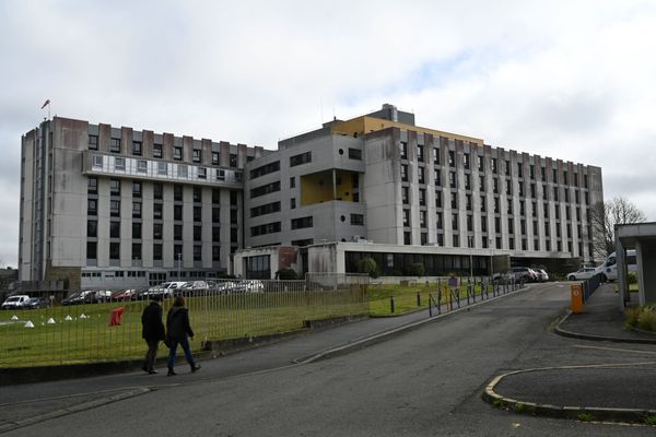 Entrée de l'hôpital de Lannion en mars 2021.