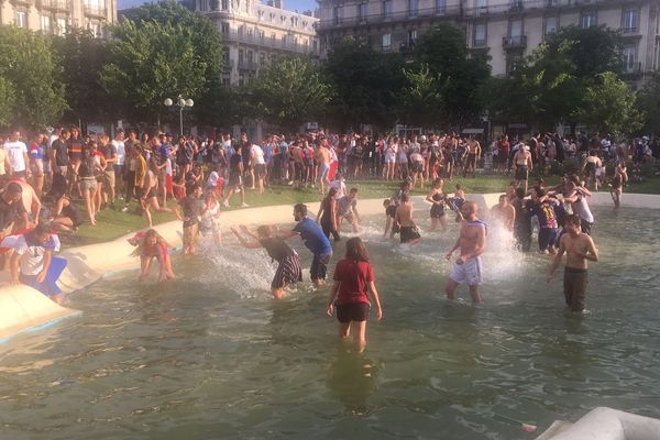 A Grenoble, les supporters des Bleus n'ont pas hésité à se jeter dans l'eau après le sacre mondial de l'équipe de France de football.