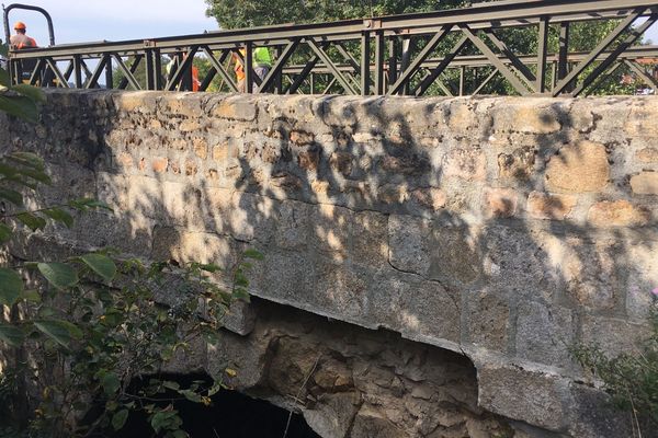 Le pont provisoire, un ancien pont Bailey utilisé pendant la seconde guerre mondiale, a été installé au dessus de l'ouvrage en pierre du 18ème siècle.