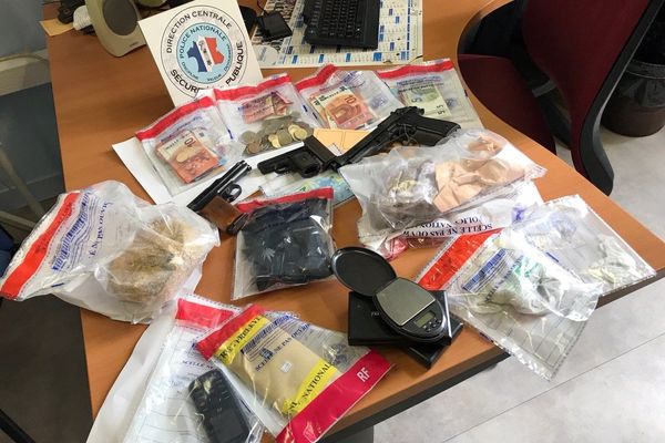 Cocaïne, Résine de cannabis, herbe, numéraires, armes, voici une partie des saisies réalisées ces deux derniers mois sur la ville de Niort par la police nationale.