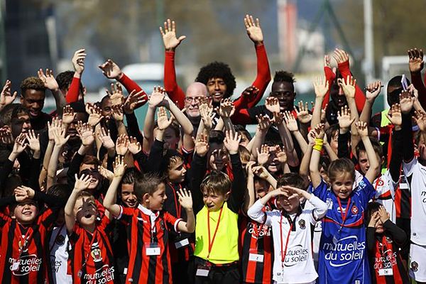 8Quand les enfants du Club des Supporters de l'OGC Nice jouent avec leurs idoles. 