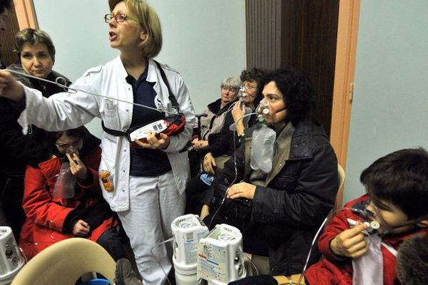 Un médecin intervient auprès de personnes intoxiquées au monoxyde de carbone (photo d'illustration).