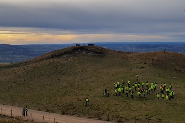 Près de cinquante gilets jaunes se sont réunis au sommet du puy de Dôme, le 5 décembre, pour former un grand "SOS" humain. Ils ont immortalisé la scène grâce à un drone.