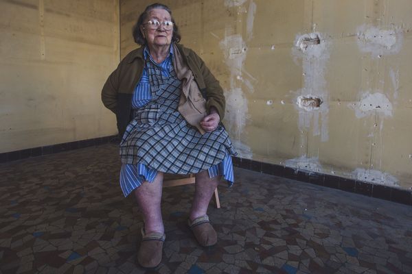 Marguerite pose une dernière fois dans sa boutique vide. A 89 ans, "il est temps de faire une pause". Mais elle ferme son magasin à contre-coeur.