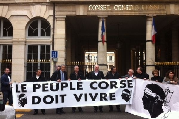 Une banderole "Le peuple Corse doit vivre" a été symboliquement déployée