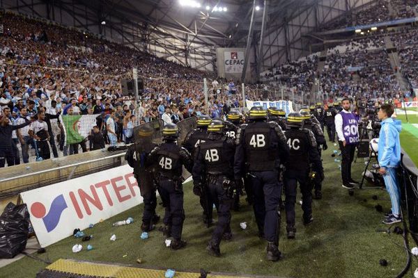 La police durant l'interruption du match