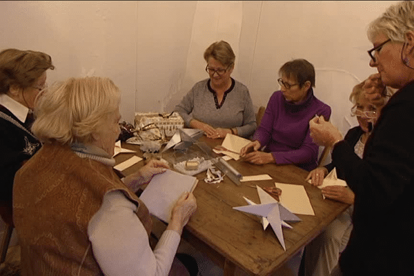 Pour Noël, les dames du café tricot d'Aixe-sur-Vienne se lancent dans l'origami.