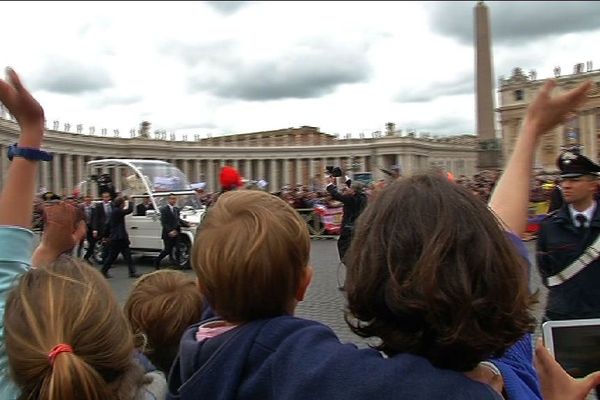 Sur la place Saint-Pierre, au passage du pape François.