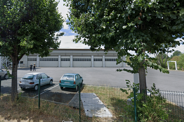 Un motard d'une trentaine d'années a raté un rond-point à Aureilhan dans les Hautes-Pyrénées et a endommagé la  la clôture de la caserne des pompiers.