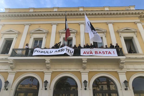 Les élus nationalistes ont symboliquement hissé le drapeau corse sur le fronton de la préfecture de région.