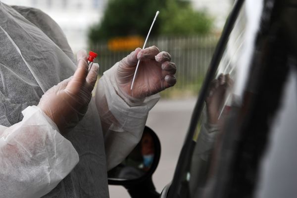 Un soignant réalise un test PCR lors d'un drive de dépistage. Photo d'illustration.