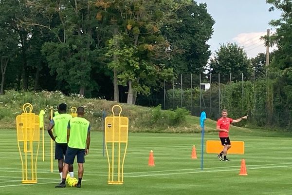 Bruno Ecuele Manga et l'entraîneur Stéphane Jobard lors de la reprise de l'entraînement du DFCO ce jeudi 25 juin.