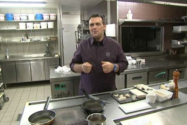 Ivan Vautier, chef étoilé à Caen, dans le quartier de Venoix, dans la cuisine de son restaurant