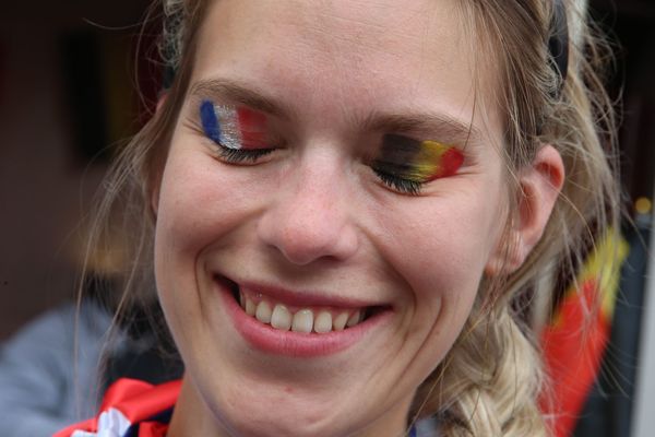 Une supportrice franco-belge, le 10 juillet 2018 à Arlon (B), pendant la demi-finale de Coupe du monde France-Belgique.