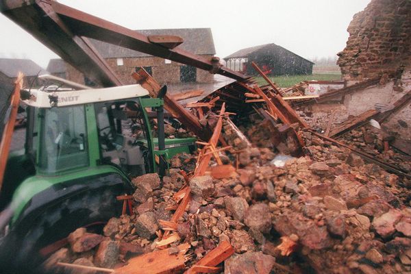 D'importants dégâts matériels survenus dans une exploitation agricole, le 27 décembre 1999 à Roz-sur-Couesnon en Ille-et-Vilaine