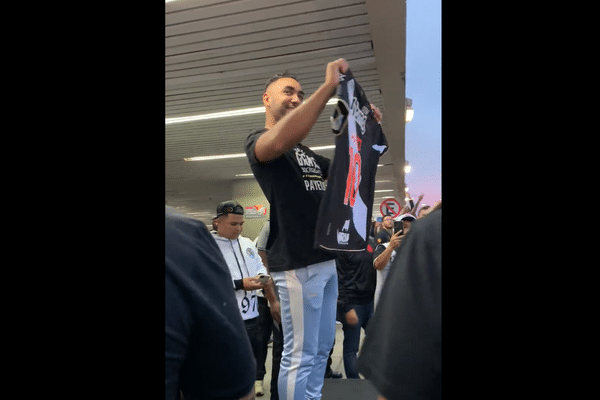 Dimitri Payet brandit son nouveau maillot, n°10, au club de Vasco de Gama, Rio de Janeiro.