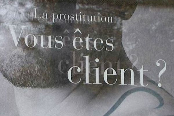 142 affiches comme celle-ci sont éparpillées un peu partout dans la ville