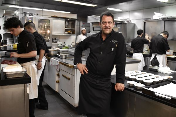 Michel Sarran dans son restaurant toulousain en 2016. Les pertes de chiffre d'affaires ont aussi touché d'autres restaurateurs et hôteliers de la région. Une procédure collective est envisagée.