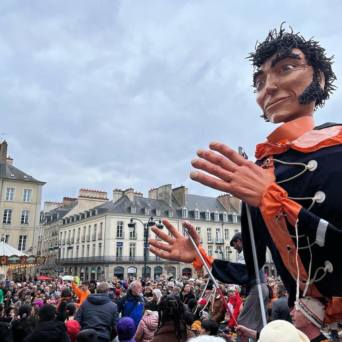 Carnaval de Rennes. Des paillettes, confettis et de la musique dans les rues