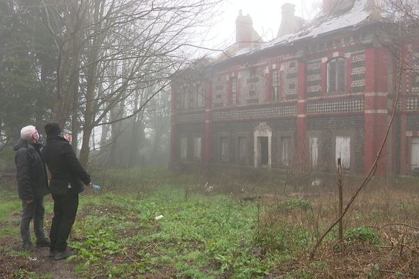 Un jour de brouillard au pied du château du Clos des Fées