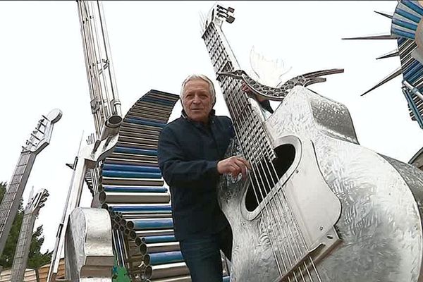 Alain Longet et une partie de sa sculpture en hommage de Johnny Hallyday