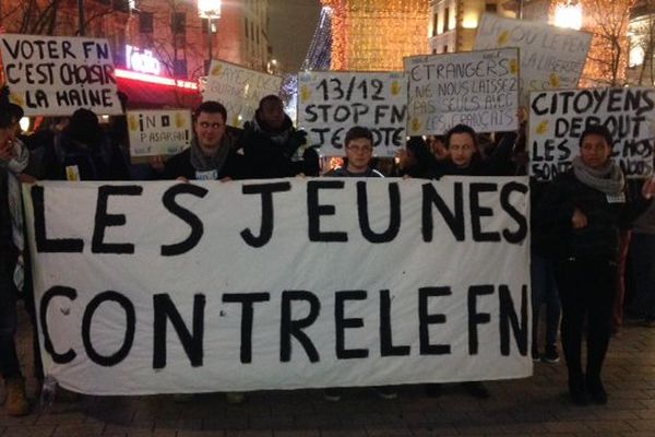 Une soixantaine de jeunes s'est rassemblée place Darcy à Dijon contre l'extrême-droite, à l'appel de l'Unef et de SOS Racisme.