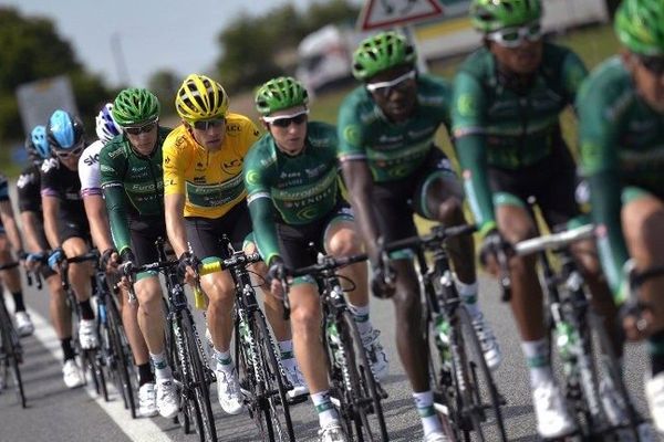 L'équipe Europcar entoure son maillot jaune, lors de la 3ème étape du Critérium du Dauphiné.