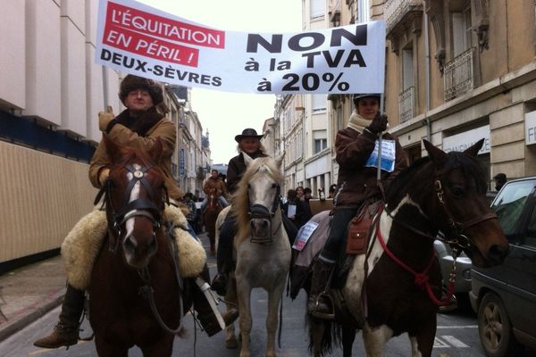 Manifestation contre la TVA à 20% dans les centres équestres à Poitiers le 23 novembre.