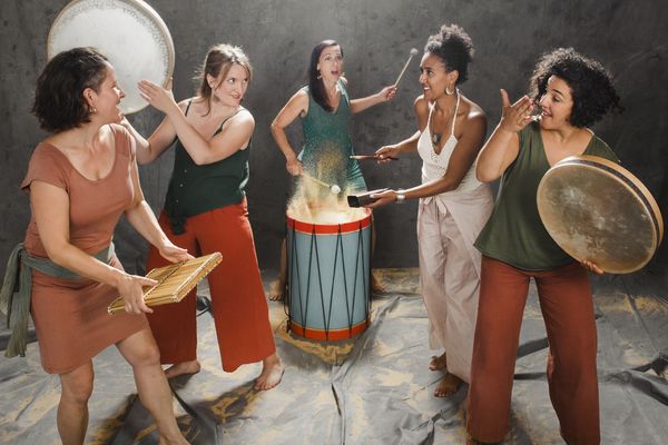 Les cinq musiciennes de l'ensemble A Hue et A Dia utilisent leur voix et des percussions