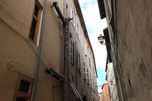 Le mur mitoyen entre le 5 rue Pharaon et le 4 rue des Poutiroux à Toulouse menace de s'effondrer.