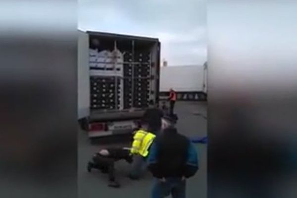 Capture d'écran de la vidéo postée sur Facebook par un routier roumain. 