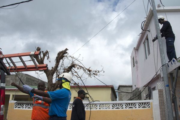 La remise en état des lignes électriques à Saint-Martin après le passage d'Irma