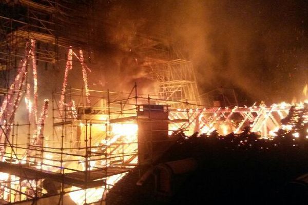 La charpente de l'ancien palace est entièrement carbonisée