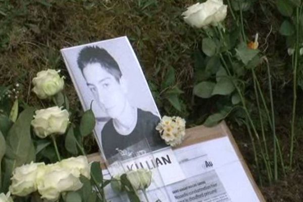 Une marche blanche était organisée aujourd'hui, simultanément à Saint-Amant-Roche-Savine et à Riom. Hommage à un adolescent fauché par un chauffard qui conduisait sans permis et au-dessus du seuil d'alcoolémie autorisé.
