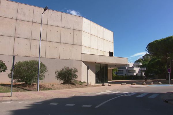 Après 21 ans d'attente, la salle de spectacle a enfin ouvert ses portes à Calvi.