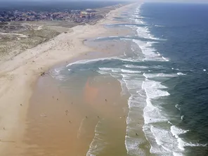 Les baïnes, ces trous d'eau d'apparence calme, sont très dangereuses pour les baigneurs. Elles sont nombreuses sur la côte atlantique, comme ici à Lacanau.