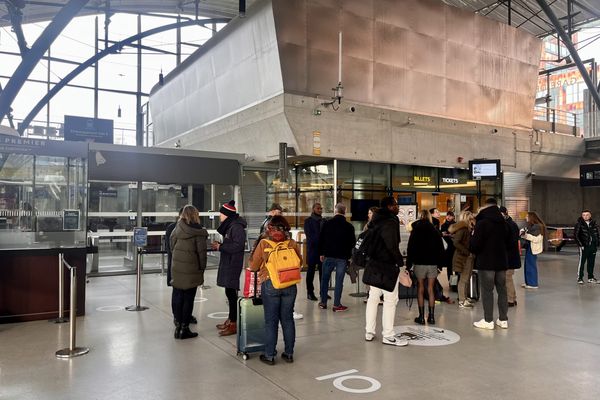 Tous les trains Eurostar sont annulés et les voyageurs se retrouvent immobilisés.