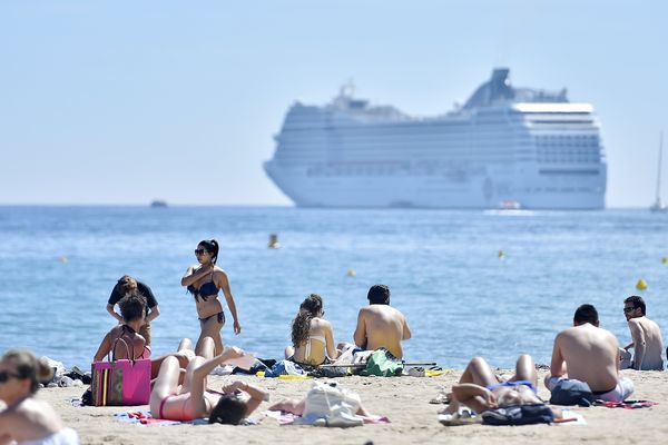 Bateau de croisière au large de Cannes, en mai 2016