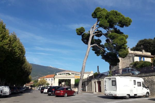 De fortes rafales de vent à Bédouin près du Mont Ventoux.