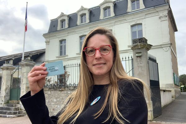 Peggy Plou, ambassadrice du réseau d'Elues Locales d'Indre-et-Loire, devant la mairie de Semblançay