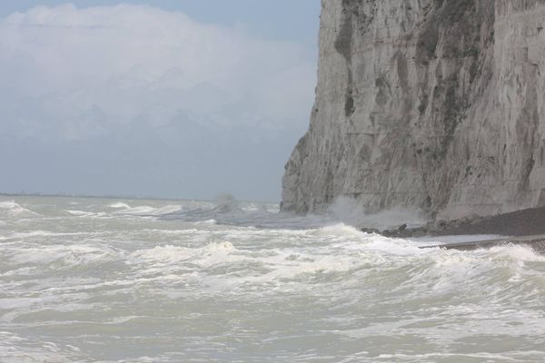 Vagues à Mers-les-Bains dans la Somme - Image d'illustration