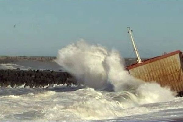 Une partie de l'épave du Luno sur la plages des Cavaliers à Anglet, le 6 février 2014