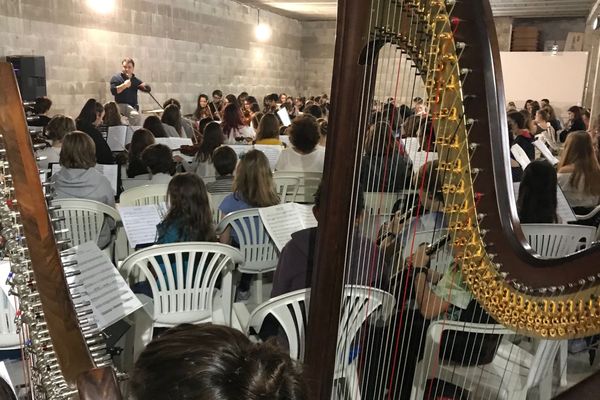 250 jeunes virtuoses âgés de 7 à 17 ans répètent le concert prévu samedi soir dans le cadre du festival Benista Etoiles symphoniques à l’Ile-Rousse.