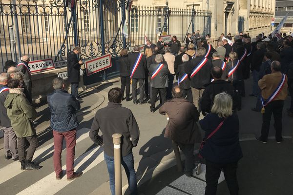 Elus et éleveurs des Deux-Sèvres ont manifesté à Niort contre la réforme des zones défavorisées.