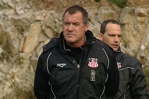 Albert Emon nouveau coach de l'ACA supervise sa première séance d'entrainement à Ajaccio