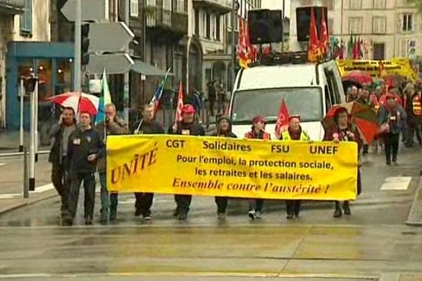 A Clermont-Ferrand aussi, chaque camp a organisé sa propre célébration du 1er mai. Rassemblement pour les uns, défilé pour les autres. Avec, au bout du compte une faible participation. Près de 600 personnes réunies dans la capitale auvergnate.