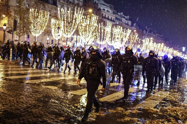 Plusieurs dizaines de personnes ont été interpellées sur les Champs-Elysées ce dimanche après la défaite des Bleus en finale de coupe du monde de football.