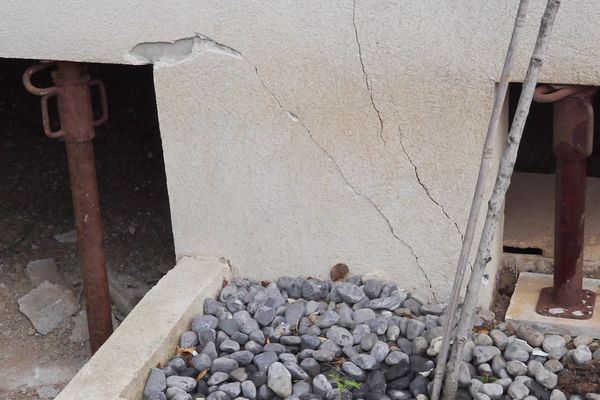 Dans la commune de Vidauban (Var), Vincent Cascales observe des fissures sur sa maison.