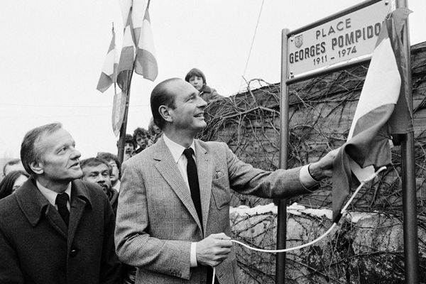 Jacques Chirac, maire de Paris, et Pierre Mazeaud, maire de Saint-Julien, inaugurent une place Georges Pompidou le 25 février 1984 à Saint-Julien-en-Genevois